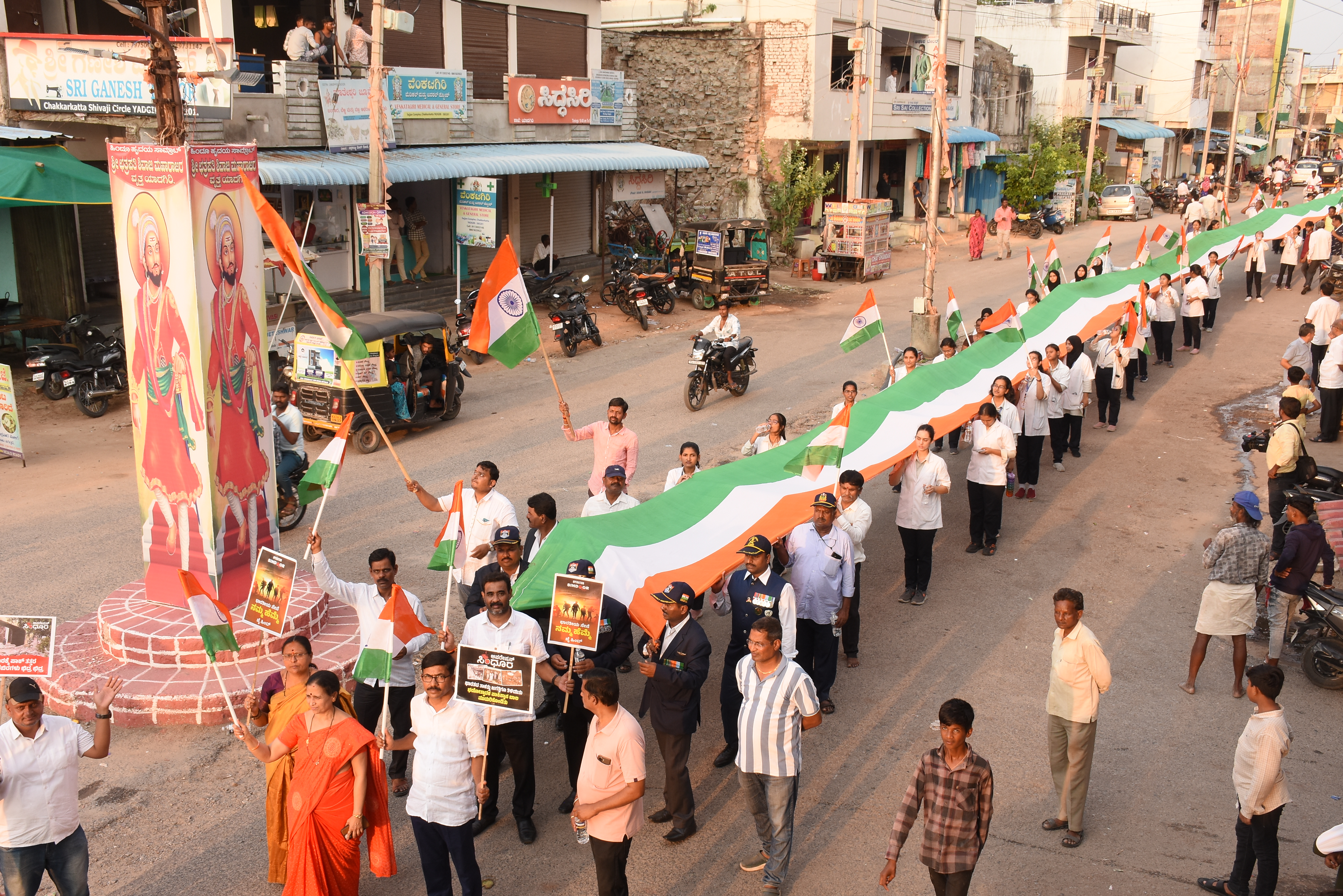 ಆಪರೇಷನ್ ಸಿಂಧೂರ ಕಾರ್ಯಾಚರಣೆಯಲ್ಲಿ ಯಶಸ್ವಿಯಾದ ಕಾರಣ ವಿವಿಧ ಸಂಘಟನೆಗಳಿಂದ ಶನಿವಾರ ಸಂಜೆ ನಗರದ ಮೈಲಾಪುರ ಆಗಸಿಯಿಂದ ಮಹಾತ್ಮ ಗಾಂಧಿ ವೃತ್ತದ ವರೆಗೆ ಬೃಹತ್ ತಿರಂಗಾ ಯಾತ್ರೆ ನಡೆಸಲಾಯಿತು
