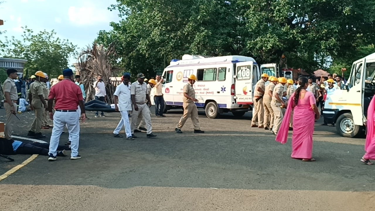 ಆಲಮಟ್ಟಿಯಲ್ಲಿ ಶನಿವಾರ ಉಗ್ರರು ದಾಳಿ ನಡೆಸಿದಾಗ ಕೈಗೊಳ್ಳಬೇಕಾದ ತುರ್ತು ಕ್ರಮಗಳ ಕುರಿತು ವಿಜಯಪುರ ಬಾಗಲಕೋಟೆ ಜಿಲ್ಲಾಡಳಿತದ ನೇತೃತ್ವದಲ್ಲಿ ಅಣಕು ಪ್ರದರ್ಶನ ನಡೆಯಿತು