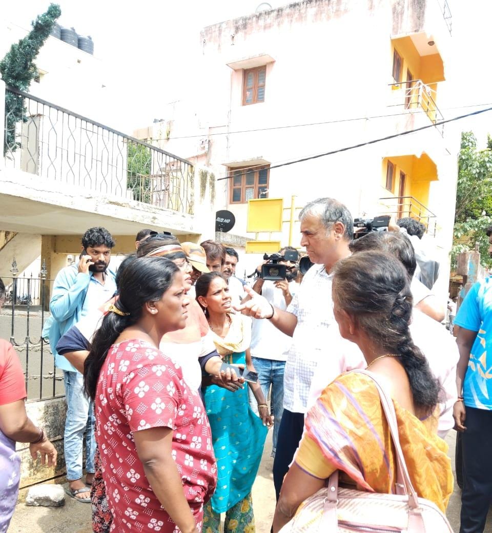 ನಾಗರಿಕರಿಂದ ಅಹವಾಲು ಕೇಳುತ್ತಿರುವ ಮಹೇಶ್ವರರಾವ್