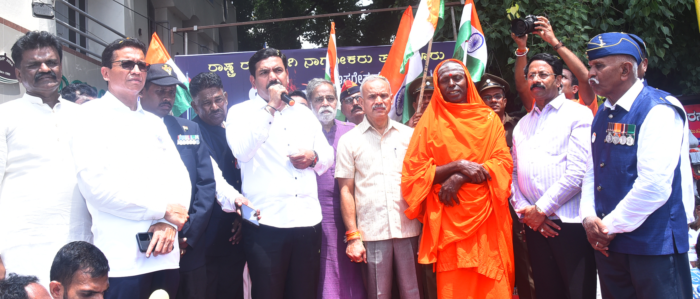 ತುಮಕೂರಿನಲ್ಲಿ ಭಾನುವಾರ ನಡೆದ ತಿರಂಗಾ ಯಾತ್ರೆಯಲ್ಲಿ ಬಿಜೆಪಿ ರಾಜ್ಯ ಘಟಕದ ಅಧ್ಯಕ್ಷ ಬಿ.ವೈ.ವಿಜಯೇಂದ್ರ ಮಾತನಾಡಿದರು. ಜ್ಞಾನಾನಂದಪುರಿ ಸ್ವಾಮೀಜಿ ಶಾಸಕರಾದ ಬಿ.ಸುರೇಶ್‌ಗೌಡ ಜಿ.ಬಿ.ಜ್ಯೋತಿಗಣೇಶ್‌ ಮಾಜಿ ಸಚಿವ ಬಿ.ಸಿ.ನಾಗೇಶ್ ಮಾಜಿ ಶಾಸಕ ಮಸಾಲ ಜಯರಾಮ್ ಇತರರು ಹಾಜರಿದ್ದರು