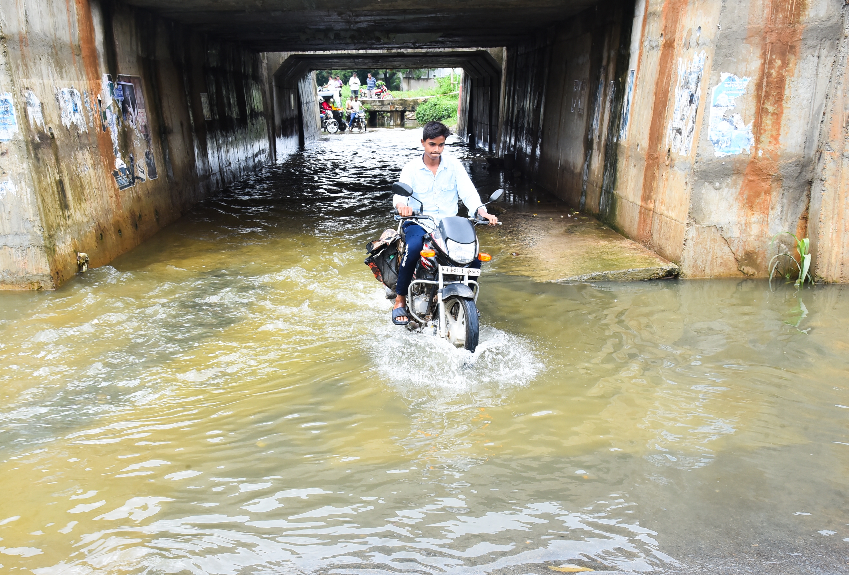 ಹಾವೇರಿಯ ನಾಗೇಂದ್ರನಮಟ್ಟಿಯ ರೈಲ್ವೆ ಕೆಳಸೇತುವೆಯಲ್ಲಿ ಹರಿಯುತ್ತಿದ್ದ ನೀರಿನಲ್ಲಿ ಬೈಕ್ ಸವಾರರು ಸಂಚರಿಸಿದರು