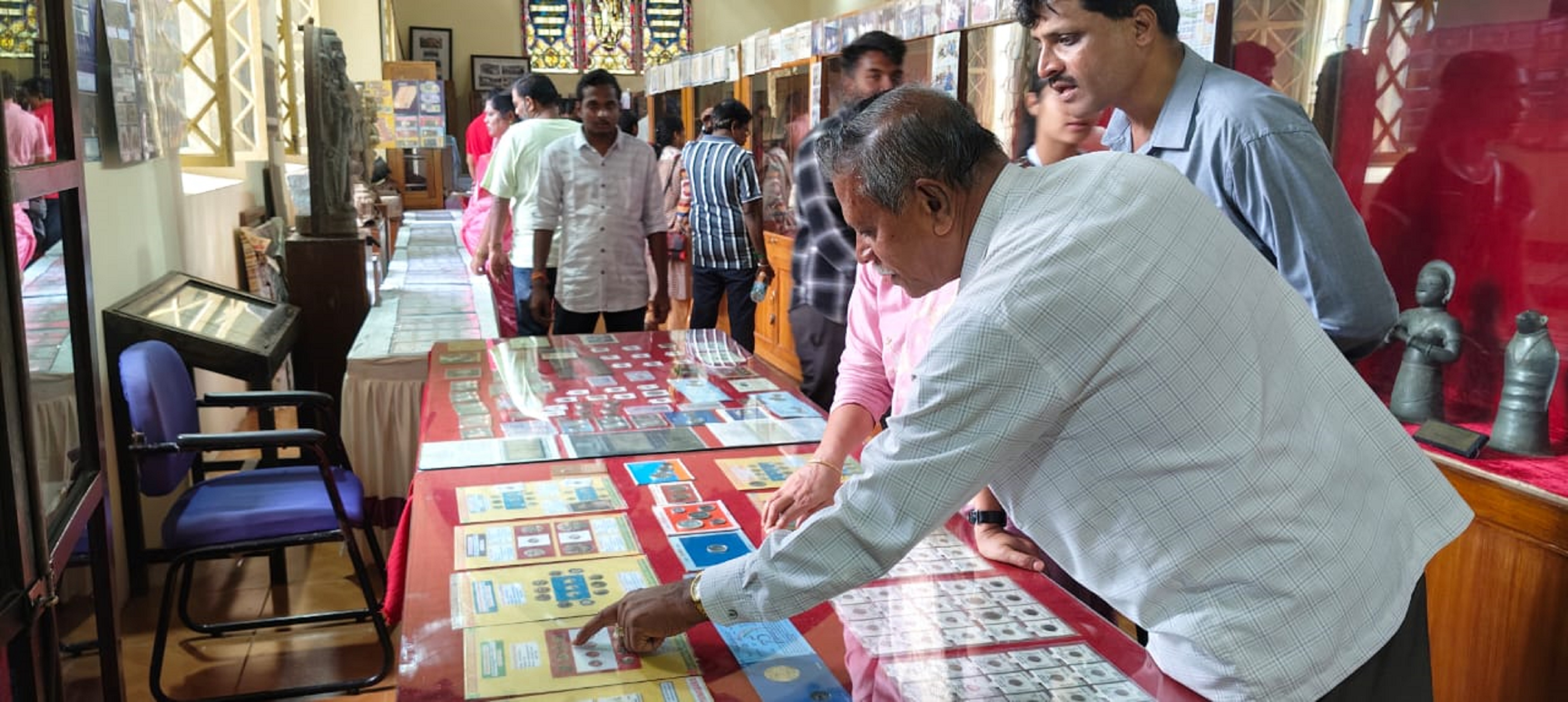 ಪ್ರವಾಸಿಗರಿಗೆ ಪಿ.ಕೆ.ಕೇಶವಮೂರ್ತಿ ಅವರು ಮಾಹಿತಿ ನೀಡಿದರು