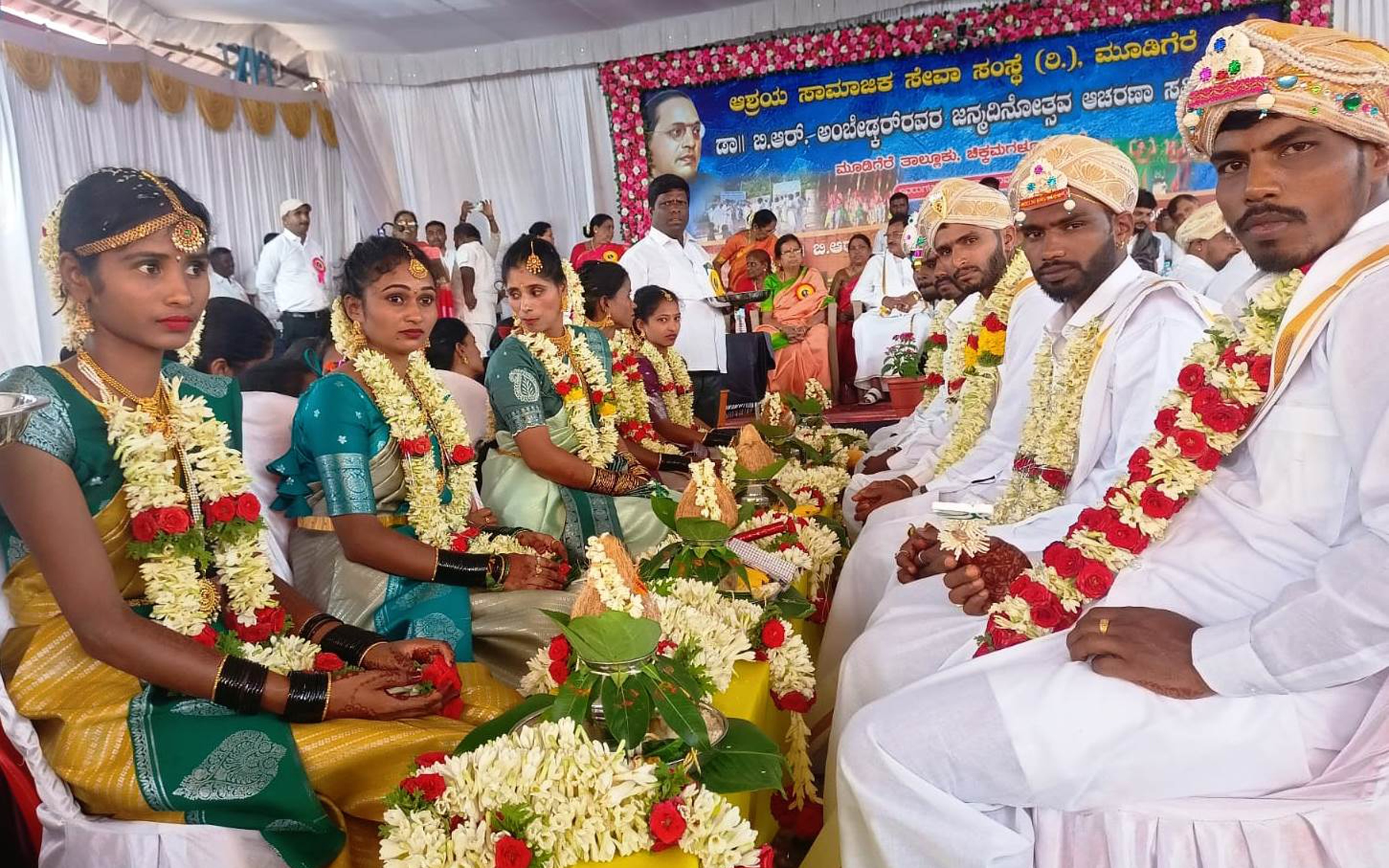 ಮೂಡಿಗೆರೆ ಪಟ್ಟಣದಲ್ಲಿ ಕಾಂಗ್ರೆಸ್‌ ನಾಯಕಿ ಮೋಟಮ್ಮ ಅಧ್ಯಕ್ಷತೆಯಲ್ಲಿ ನಡೆದ ಸರಳ ಸಾಮೂಹಿಕ ವಿವಾಹ ಕಾರ್ಯಕ್ರಮದಲ್ಲಿ ಸತಿಪತಿಗಳಾದ ನವಜೋಡಿಗಳು