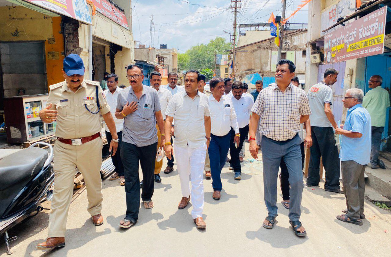 ಚಿಕ್ಕೋಡಿಯ ಗುರುವಾರ ಪೇಟೆಯಲ್ಲಿ ನಡೆಯುತ್ತಿರುವ ತೆರವು ಕಾರ್ಯಾಚರಣೆಯನ್ನು ಶಾಸಕ ಗಣೇಶ ಹುಕ್ಕೇರಿ ಉಪವಿಭಾಗಾಧಿಕಾರಿ ಸುಭಾಷ ಸಂಪಗಾಂವಿ ತಹಶೀಲ್ದಾರ್‌ ಚಿದಂಬರ ಕುಲಕರ್ಣಿ ವೀಕ್ಷಿಸಿದರು