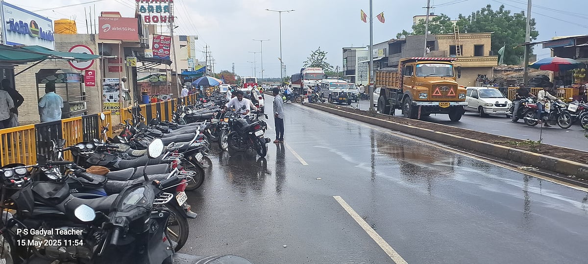 ತಿಕೋಟಾದಲ್ಲಿ ವಾಹನ ನಿಲುಗಡೆಗೆ ತೊಂದರೆ