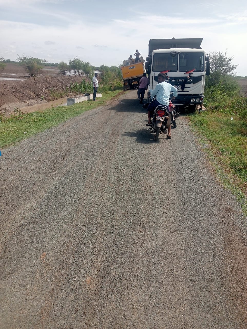 ಕುಂದಗೋಳ ತಾಲ್ಲೂಕಿನ ಸಂಶಿ-ಚಾಕಲಬ್ಬಿ ಗ್ರಾಮಗಳಿಗೆ ಸಂಪರ್ಕ ಕಲ್ಪಿಸುವ ಮುಖ್ಯ ಜಿಲ್ಲಾ ರಸ್ತೆ ಹಾಳಾಗಿ ಲೊಡ ತುಂಬಿದ ವಾಹನಗಳು ಸಿಲಿಕೊಂಡಿರುವುದು.