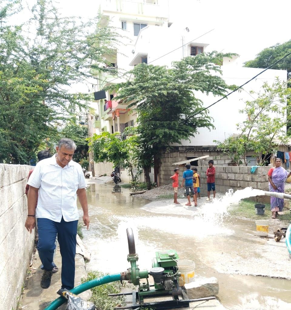 ಜಲಾವೃತ ಸ್ಥಳದಿಂದ ನೀರು ಪಂಪ್‌ ಮಾಡುತ್ತಿರುವುದನ್ನು ವೀಕ್ಷಿಸಿದ ಮುಖ್ಯ ಆಯಕ್ತರು
