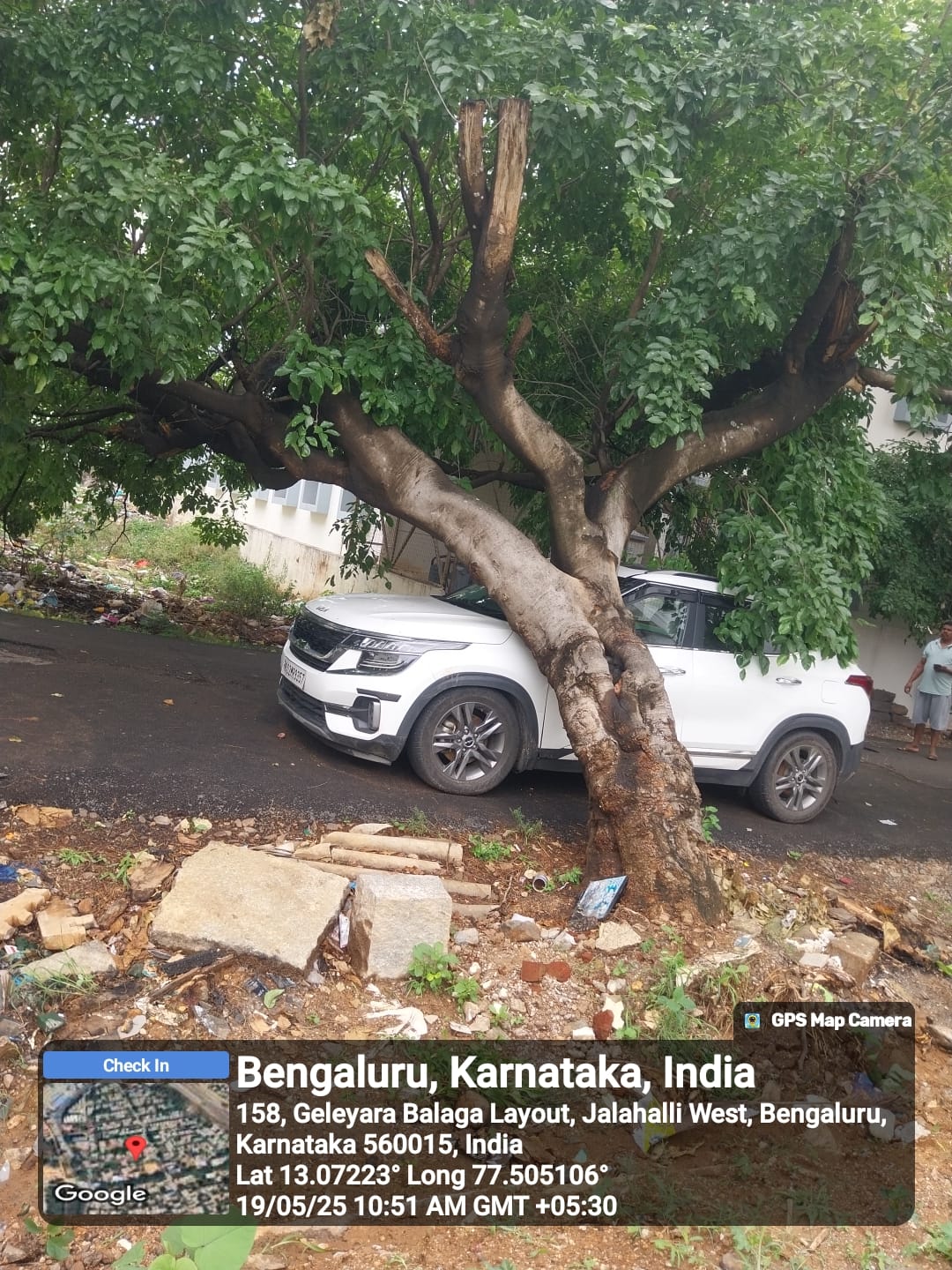 ದಾಸರಹಳ್ಳಿ ಸಮೀಪದ ಎಜಿಬಿ ಬಡಾವಣೆಯಲ್ಲಿ ಕಾರಿನ ಮೇಲೆ ಮರ ಬಿದ್ದಿರುವುದು
