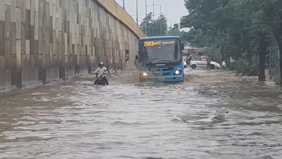 ಮಳೆಯಿಂದ ಅಡಕಮಾರನಹಳ್ಳಿ ಅಂಡರ್‌ಪಾಸ್‌ ಜಲಾವೃತವಾಗಿರುವುದು.