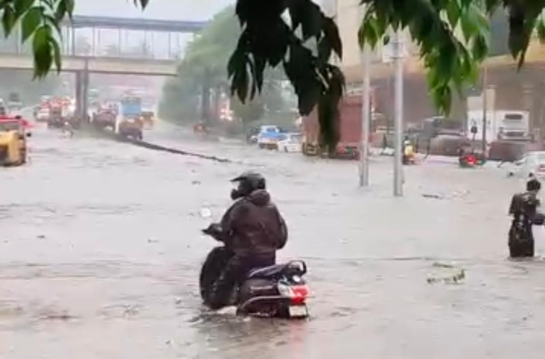 ಆನೇಕಲ್ ತಾಲೂಕಿನ ವೀರಸಂದ್ರ ಕೈಗಾರಿಕಾ ಪ್ರದೇಶದಲ್ಲಿ ಹೊಳೆಯಂತೆ ಆಗಿರವ ರಸ್ತೆ
