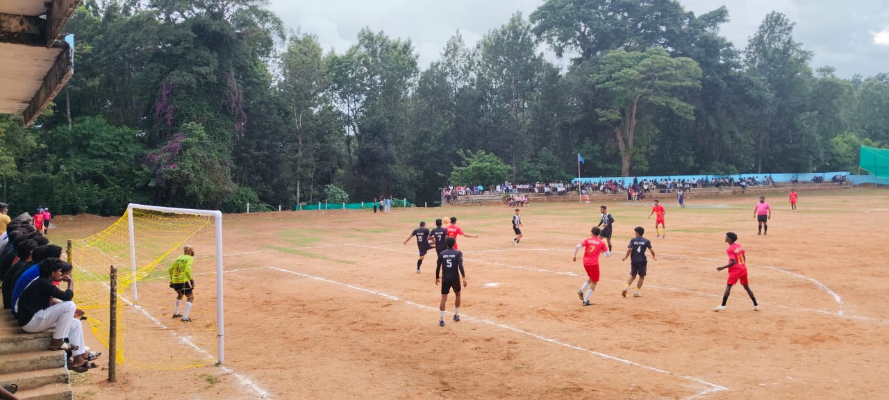 ಸುಂಟಿಕೊಪ್ಪ ಜಿ.ಯಂ.ಪಿ ಶಾಲಾ ಮೈದಾನದಲ್ಲಿ ನಡೆದ ಎಸ್ ಕೆ ಎನ್ ಕೋಯಿಕಡವ್ ಎಫ್‌ಸಿ ಇರಟಿ ಕಣ್ಣೂರು ಮತ್ತು ಶೀತಲ್ ಎಫ್‌ಸಿ ಮೈಸೂರು ತಂಡಗಳ ನಡುವೆ ನಡೆಯಿತು.