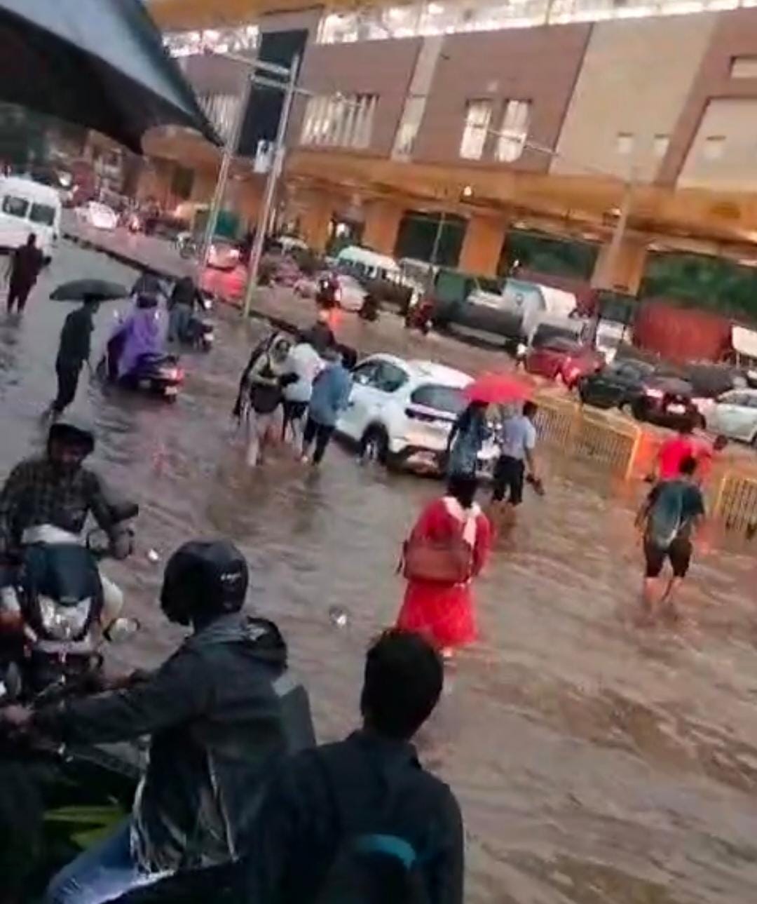 ಆನೇಕಲ್ ತಾಲೂಕಿನ ವೀರಸಂದ್ರ ಕೈಗಾರಿಕಾ ಪ್ರದೇಶದಲ್ಲಿ ಮಳೆಯಿಂದ ಸಾರ್ವಜನಿಕರ ಪರದಾಟ