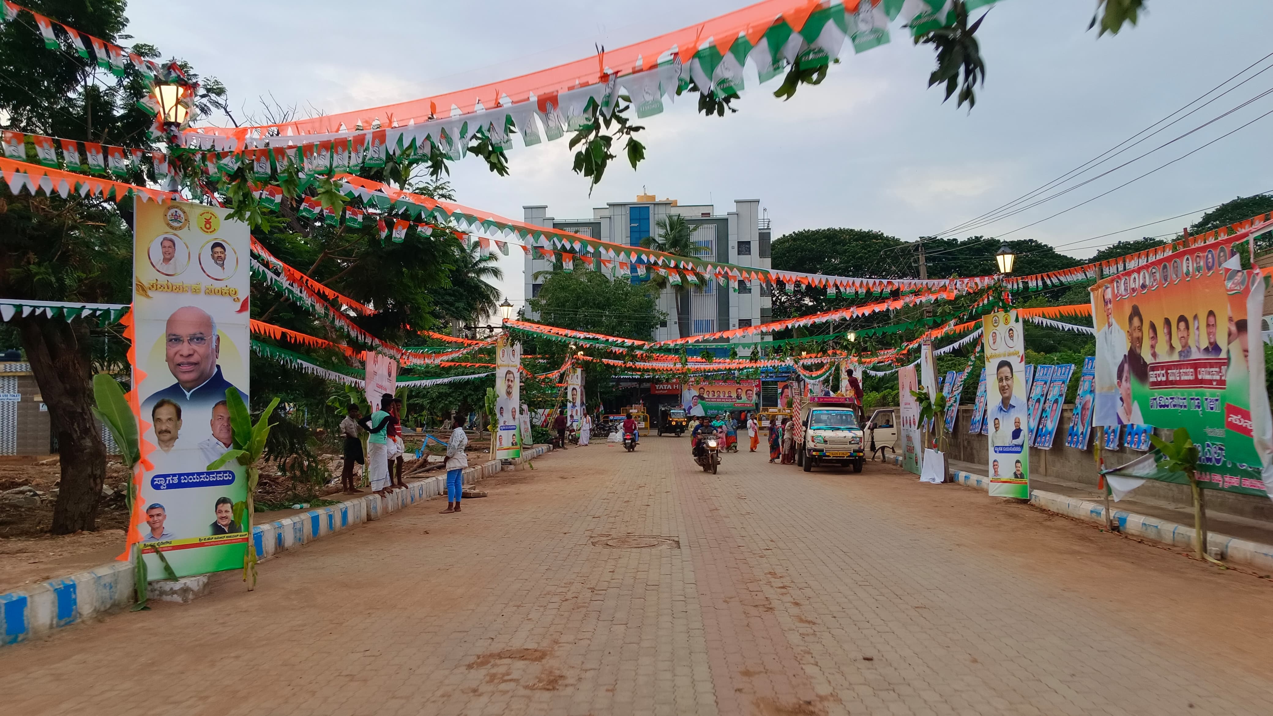 ಹೊಸಪೇಟೆ ನಗರದ ತುಂಬೆಲ್ಲ ರಾರಾಜಿಸುತ್ತಿರುವ ಕಾಂಗ್ರೆಸ್ ಬ್ಯಾನರ್‌ಗಳು ಬಂಟಿಂಗ್‌ಗಳು