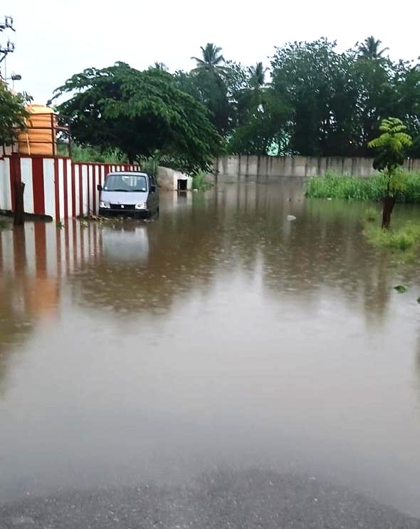 ವಿಜಯಶ್ರೀ ಬಡಾವಣೆಯ ಶ್ರೀ ವೆಂಕಟೇಶ್ವರ ದೇವಾಲಯದ ಬಳಿ ನಿಂತಿರುವ ಮಳೆ ನೀರು