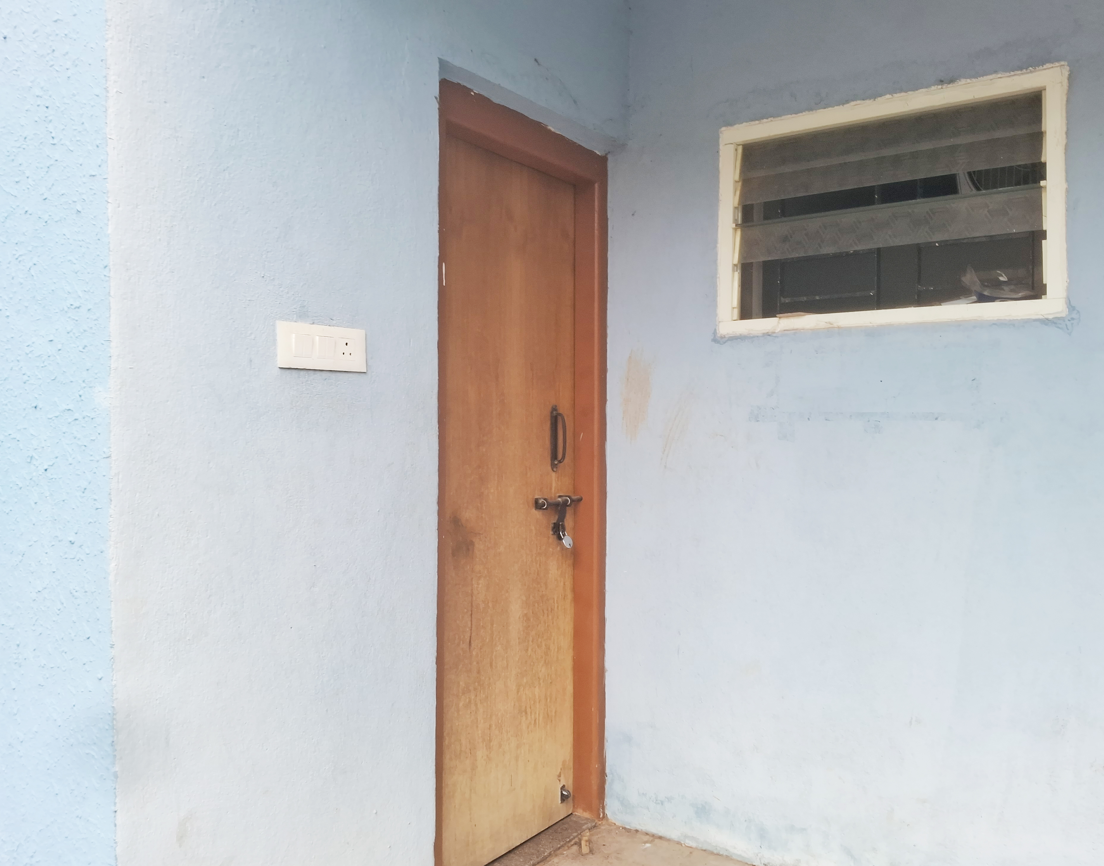ಕ್ರೀಡಾಂಗಣದಲ್ಲಿ ಶೌಚಾಲಯಕ್ಕೆ ಬೀಗ ಹಾಕಿರುವುದು
