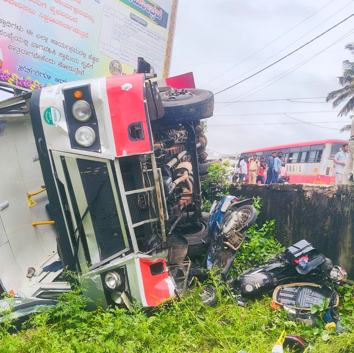 ಬೈಕ್ ಮೇಲೆ KSRTC ಬಸ್ ಪಲ್ಟಿ: PSI ನಾಗರಾಜ್ ಸಾವು– ಕನಕಪುರ ರಸ್ತೆಯಲ್ಲಿ ಘಟನೆ