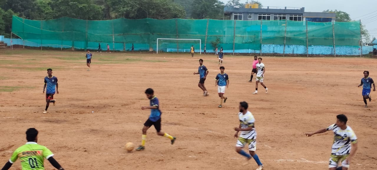 ಸುಂಟಿಕೊಪ್ಪ ಜಿ.ಯಂ.ಪಿ ಶಾಲಾ ಮೈದಾನದಲ್ಲಿ ನಡೆದ ರಾಜ್ಯಮಟ್ಟದ ಗೋಲ್ಡ್ ಕಪ್ ಫುಟ್ ಬಾಲ್ ಟೂರ್ನಿಯಲ್ಲಿ ಫೈಟರ್ಸ್ ಎಫ್.ಸಿ.ಕೂತುಪರಂಬು ಮತ್ತು ಅಶೋಕ ಎಫ್‌ಸಿ ಮೈಸೂರು ತಂಡಗಳು ಚೆಂಡಿಗಾಗಿ ಹಣಾಹಣಿ ನಡೆಸಿದವು..