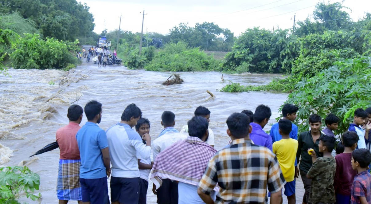 ಮರಿಯಮ್ಮನಹಳ್ಳಿ ಹೋಬಳಿ ವ್ಯಾಪ್ತಿಯಲ್ಲಿ ಮಂಗಳವಾರ ದಿನವಿಡೀ ಬಿಟ್ಟುಬಿಡದೆ ಸುರಿದ ಮಳೆಗೆ ಸಮೀಪದ ಬ್ಯಾಲಕುಂದಿ ಗ್ರಾಮದ ಬಳಿ ಹಳ್ಳ ಬಂದು ಸಂಜೆ ಪಟ್ಟಣದಿಂದ ಯಶವಂತನಗರ ಸಂಪರ್ಕ ಕಲ್ಪಿಸುವ ರಸ್ತೆ ಎರಡು ತಾಸಿಗೂ ಅಧಿಕ ಕಾಲ ಸಂಚಾರ ಸ್ಥಗಿತಗೊಂಡಿತ್ತು.