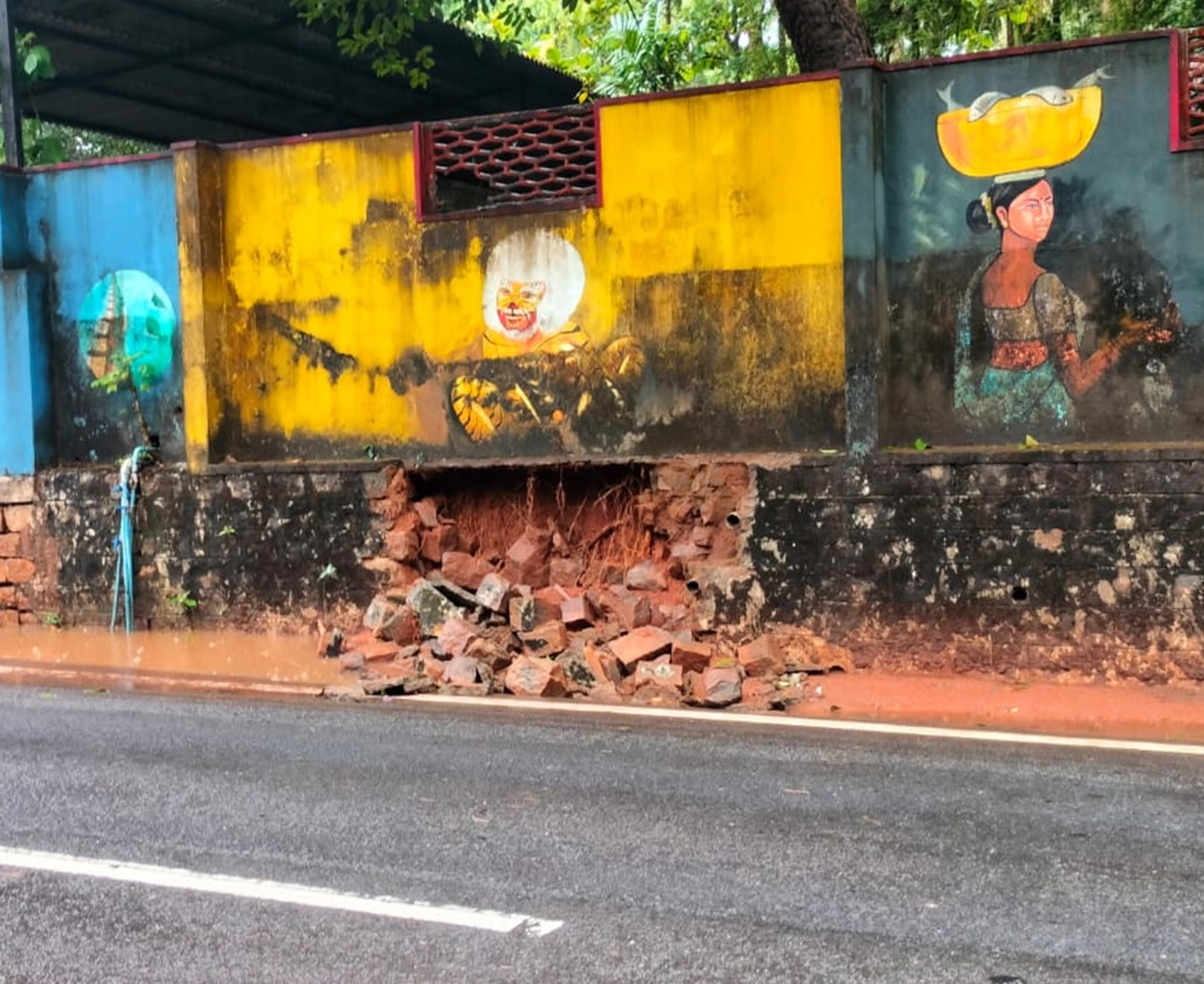 ಉಡುಪಿಯ ಎಸ್‌ಪಿ ಕಚೇರಿ ಬಳಿ ಆವರಣಗೋಡೆ ಕುಸಿದಿರುವುದು