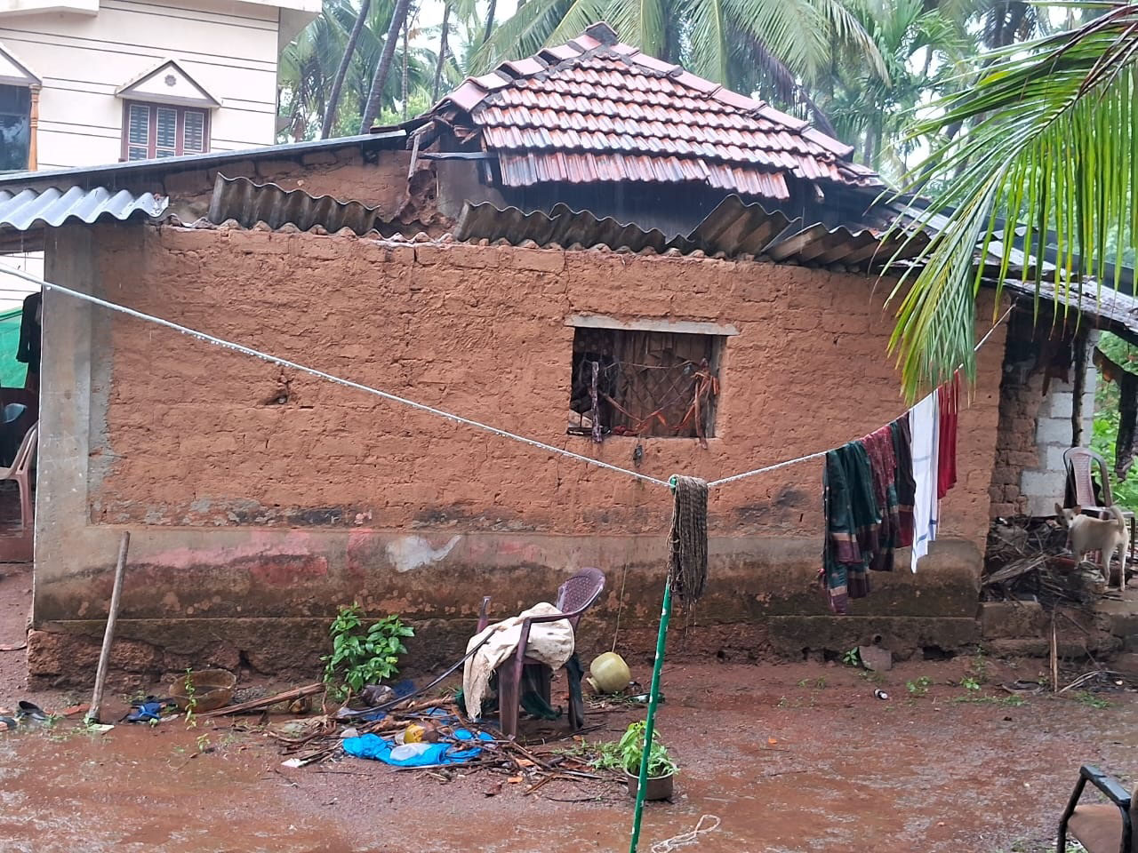 ಹನೆಹಳ್ಳಿ ಗ್ರಾಮದ ಬಿಲ್ಲ ಪಾಣ ಎಂಬುವರ ಮನೆಗೆ ಹಾನಿಯಾಗಿರುವುದು