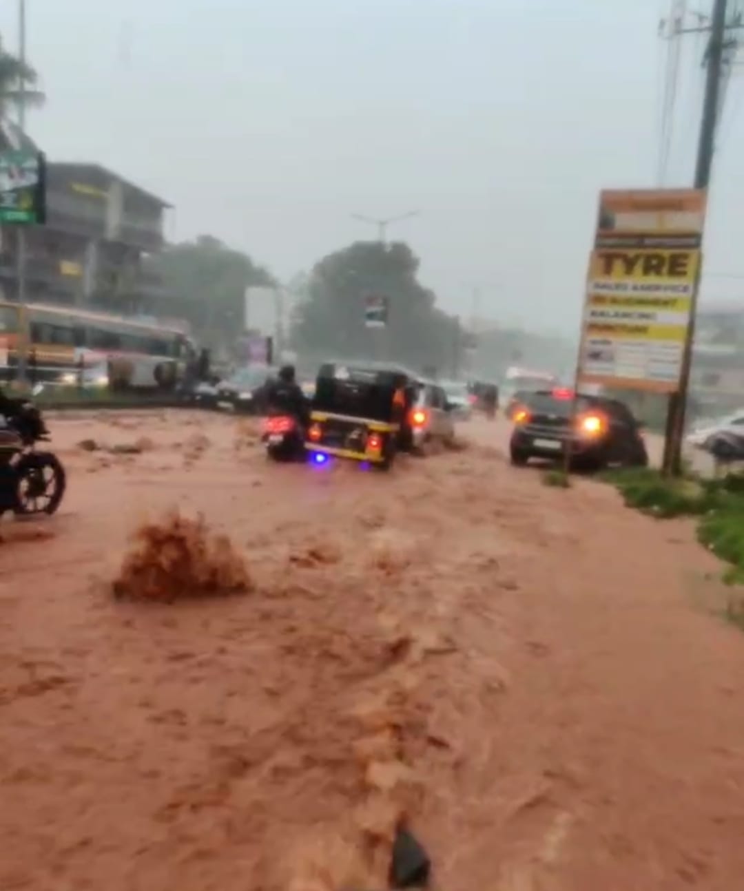 ಮಣಿಪಾಲದಲ್ಲಿ ರಸ್ತೆಯಲ್ಲಿ ಹರಿದ ಕೆಸರು ನೀರು