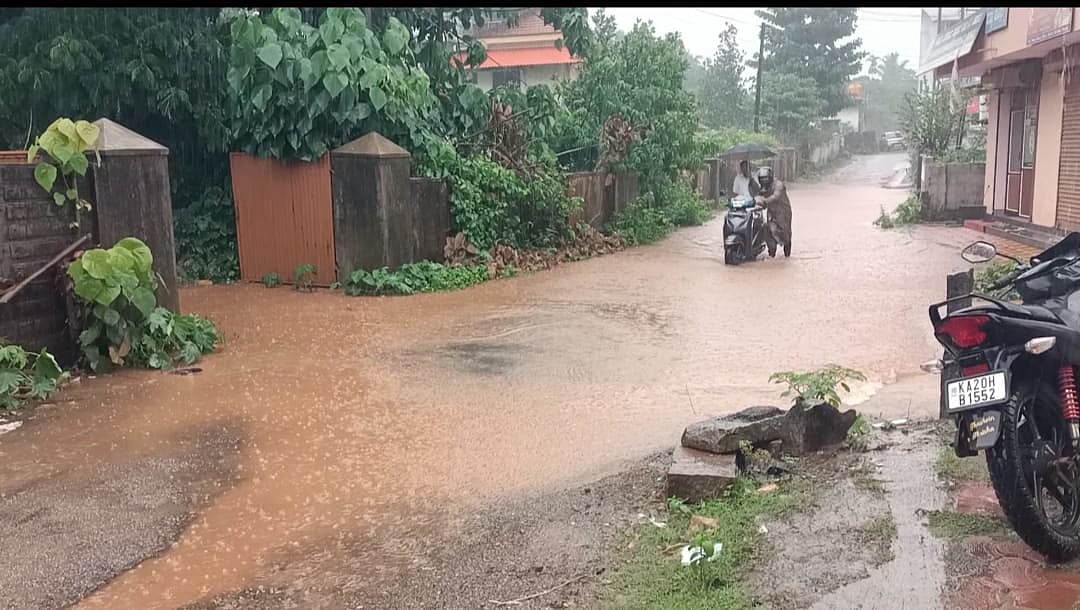 ಮುಚ್ಚಿದ ಚರಂಡಿ: ರಸ್ತೆಯಲ್ಲೇ ನೀರು 