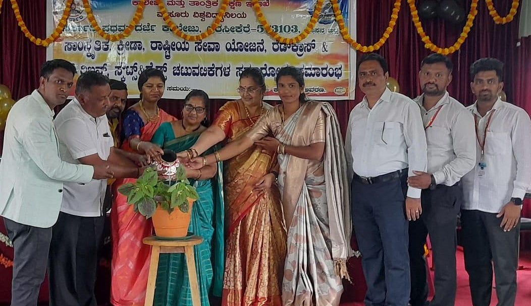 ಅರಸೀಕೆರೆ: ‘ಆಕರ್ಷಣೆಗೆ ಒಳಗಾಗಿ ತಪ್ಪು ನಿರ್ಧಾರ ಬೇಡ’