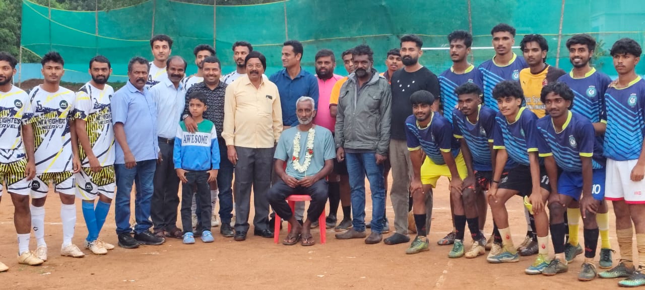 ಪ್ರಜಾವಾಣಿ ವಾರ್ತೆ ಸುಂಟಿಕೊಪ್ಪ: ಇಲ್ಲಿನ ಜಿ ಯಂ.ಪಿ ಶಾಲಾ ಮೈದಾನದಲ್ಲಿ ಬ್ಲೂ ಬಾಯ್ಸ್ ಯುವಕ ಸಂಘದ ವತಿಯಿಂದ ನಡೆಯುತ್ತಿರುವ 26 ನೇ ವರ್ಷದ ಡಿ. ಶಿವಪ್ಪ ಸ್ಮಾರಕ ರಾಜ್ಯಮಟ್ಟದ ಗೋಲ್ಡ್ ಕಪ್ ಫುಟ್ಬಾಲ್ ಟೂರ್ನಿಯ ಮಂಗಳವಾರ ನಡೆದ ಪಂದ್ಯದಲ್ಲಿ ಅಶೋಕ ಎಫ್.ಸಿ.ಮೈಸೂರು ಮತ್ತು ಸಿಟಿಜನ್ ಎಫ್.ಸಿ ಉಪ್ಪಳ ತಂಡಗಳು ಜಯಗಳಿಸಿ ಮುಂದಿನ ಹಂತಕ್ಕೆ ಪ್ರವೇಶಿಸಿದೆ. ಮೊದಲ ಪಂದ್ಯವು ಫೈಟರ್ಸ್ ಎಫ್.ಸಿ ಕೂತುಪರಂಬು ಮತ್ತು ಅಶೋಕ ಎಫ್.ಸಿ.ಮೈಸೂರು ತಂಡಗಳ ನಡುವೆ ನಡೆಯುತು. ಬಲಿಷ್ಠ ಆಟಗಾರರನ್ನು ಒಳಗೊಂಡ ಎರಡು ತಂಡಗಳು ತಮ್ಮದೇ ಆದ ಶೈಲಿಯ ಆಟದ ಮೂಲಕ ಮನರಂಜಿಸಿದವು. ಮೈಸೂರು ತಂಡದ ಆಟಗಾರರ ಚಾಕಚಕ್ಯತೆಯ ಪಾಸ್ ಗಳ ಮೂಲಕ ಪ್ರೇಕ್ಷಕರನ್ನು ತುದಿಗಾಲಿನಲ್ಲಿ ನಿಲ್ಲಿಸಿತು.ಈ ನಡುವೆ ಅಶೋಕ ತಂಡದ ಆಟಗಾರ ಹೊಡೆದ ಚೆಂಡನ್ನು ಹೊರಹಾಕಲು ಪ್ರಯತ್ನಿಸಿದ ಕೂತುಪರಂಬು ತಂಡದ ಆಟಗಾರ ಶಬೀಬ್ ತಮ್ಮ ತಂಡದ ಗೋಲುಪಟ್ಟಿಯೊಳಗೆ ಹೊಡೆದು ಸ್ವಗೋಲಾಗಿ ಮಾಡಿ ಮೈಸೂರು ತಂಡಕ್ಕೆ ಮುನ್ನಡೆ ತಂದುಕೊಟ್ಟರು.2 ತಂಡಗಳ ನಡುವೆ ಸಮಬಲದ ಪೈಪೋಟಿ ನಡೆಯಿತು 2 ತಂಡಗಳು ಹೊಂದಾಣಿಕೆಯ ಆಟಕ್ಕೆ ಒತ್ತು ನೀಡಿ ಪ್ರೇಕ್ಷಕರನ್ನು ಮನರಂಜಿಸಿತು.ಒಂದು ಹಂತದಲ್ಲಿ ಮೈಸೂರು ತಂಡದ ಆಟಗಾರರನ್ನು ಚೆಂಡನ್ನು ತಮ್ಮ ಹಿಡಿತದಲ್ಲಿ ಇಟ್ಟುಕೊಂಡು ಕೂತುಪರಂಬು ತಂಡ ಚೆಂಡಿಗಾಗಿ ಪರದಾಡುವಂತೆ ಮಾಡಿದರು. ಇದರೊಂದಿಗೆ ಮೈಸೂರು ತಂಡ ಮೊದಲಾರ್ಧದಲ್ಲಿ 1-0 ಗೋಲುಗಳ ಮುನ್ನಡೆ ಪಡೆದುಕೊಂಡಿತು ದ್ಚಿತೀಯಾರ್ಧದಲ್ಲಿ ಆಕ್ರಮಣ