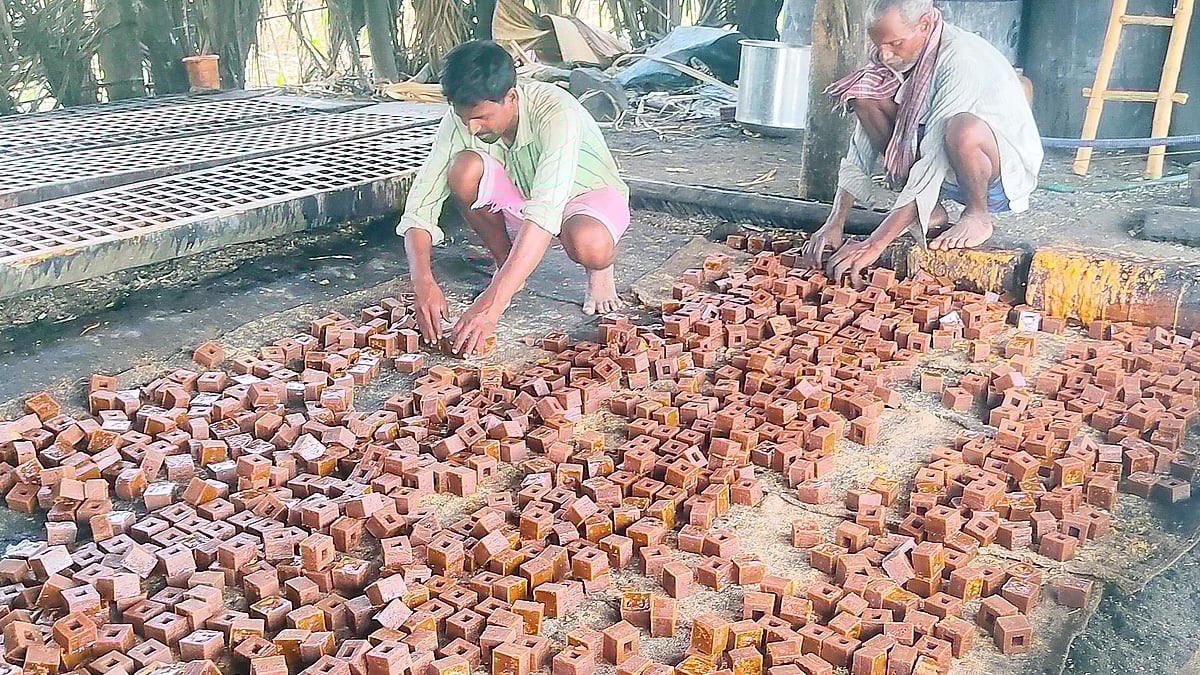 ಯಳಂದೂರು: ರಾಸಾಯನಿಕ ಮುಕ್ತ ಕಪ್ಪು ಅಚ್ಚು ಬೆಲ್ಲಕ್ಕೆ ಹೆಚ್ಚಿದ ಬೇಡಿಕೆ