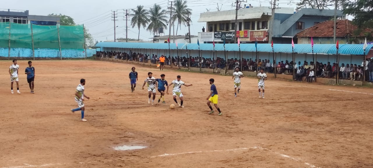 ಸುಂಟಿಕೊಪ್ಪ ಜಿ.ಯಂ.ಪಿ ಶಾಲಾ ಮೈದಾನದಲ್ಲಿ ನಡೆದ ರಾಜ್ಯಮಟ್ಟದ ಗೋಲ್ಡ್ ಕಪ್ ಫುಟ್ ಬಾಲ್ ಟೂರ್ನಿಯಲ್ಲಿ ಫೈಟರ್ಸ್ ಎಫ್.ಸಿ.ಕೂತುಪರಂಬು ಮತ್ತು ಅಶೋಕ ಎಫ್‌ಸಿ ಮೈಸೂರು ತಂಡಗಳು ಚೆಂಡಿಗಾಗಿ ಹಣಾಹಣಿ ನಡೆಸಿದವು..