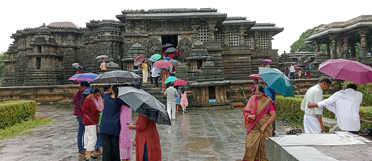 ಹಳೇಬೀಡು: ’ಮಳೆ ಲೆಕ್ಕಿಸದೆ ಶಿಲ್ಪಕಲೆ ವೀಕ್ಷಣೆ’