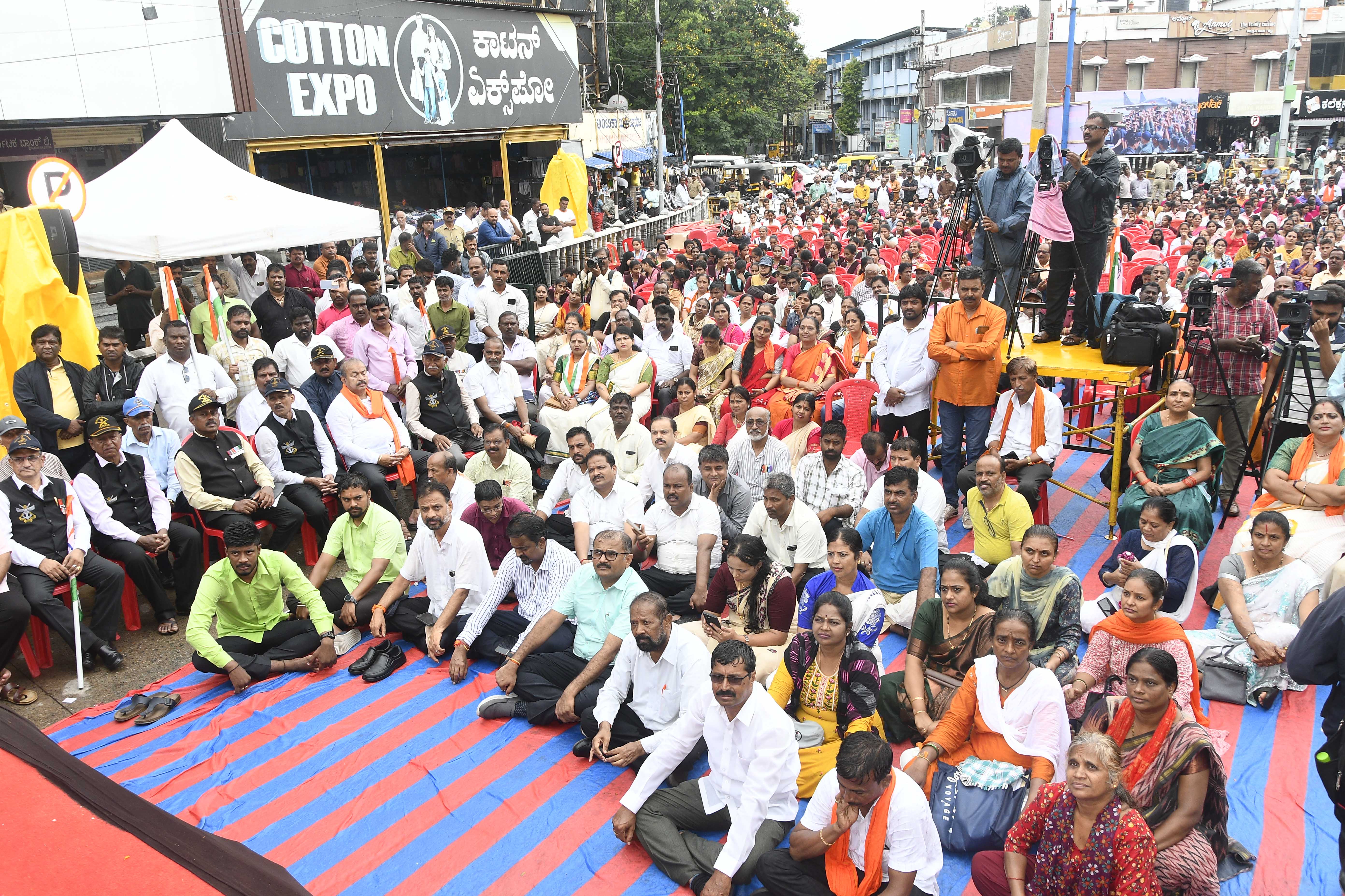 ಶಿವಮೊಗ್ಗದ ನಾಗರೀಕ ವೇದಿಕೆಯಿಂದ ಮಂಗಳವಾರ ಹಮ್ಮಿಕೊಂಡಿದ್ದ ವಿಜಯ ತ್ರಿವರ್ಣ ಧ್ವಜಯಾತ್ರೆಯ ಸಭಾ ಕಾರ್ಯಕ್ರಮದಲ್ಲಿ ಪಾಲ್ಗೊಂಡವರ ನೋಟ