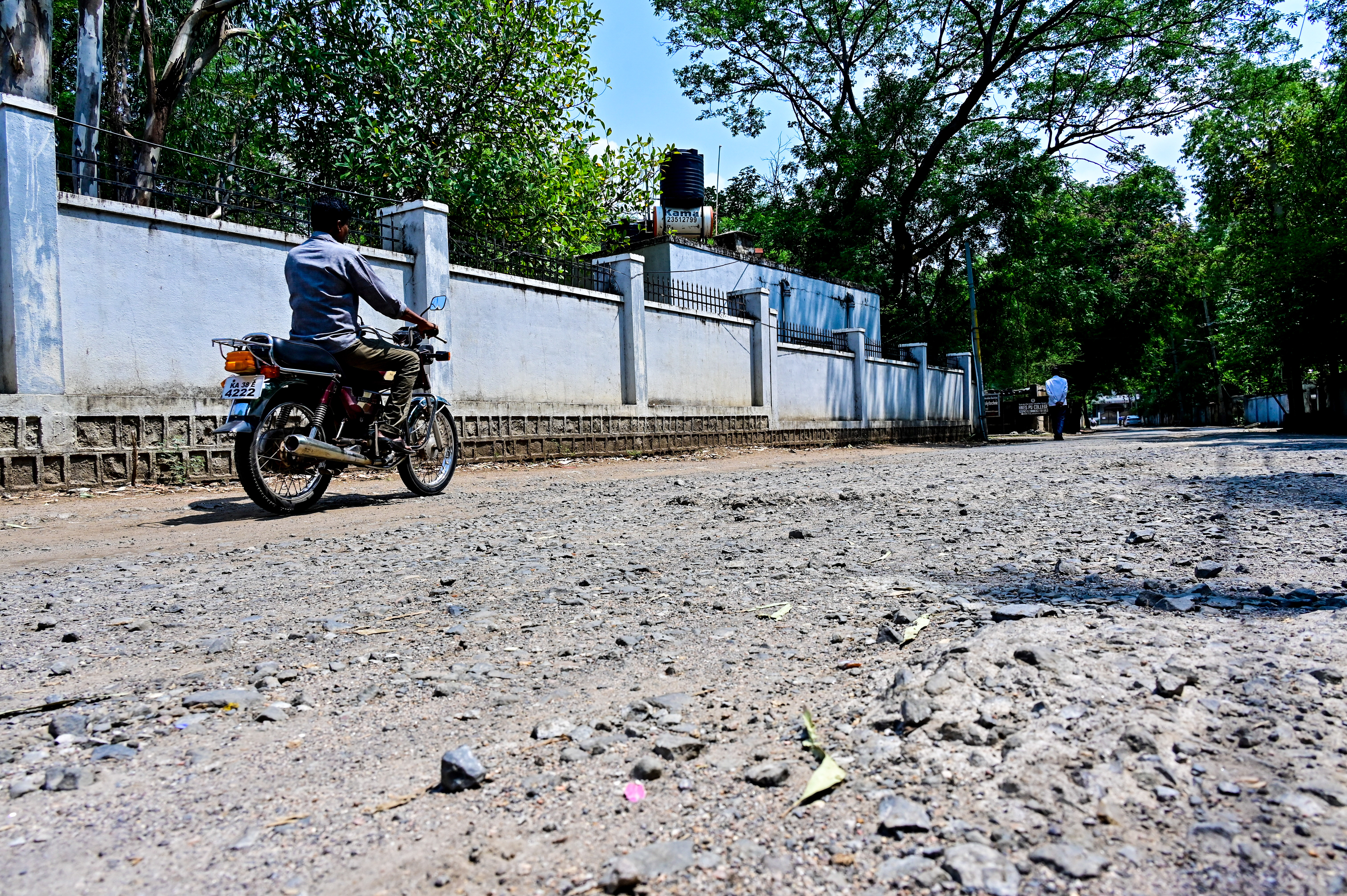 ಕಲಬುರಗಿಯ ಐವಾನ್‌–ಎ–ಶಾಹಿ ಕಾಲೊನಿಯಲ್ಲಿರುವ ಸೆನ್‌ ಪೊಲೀಸ್‌ ಠಾಣೆ ಪಕ್ಕದ ರಸ್ತೆಯ ದುಸ್ಥಿತಿ