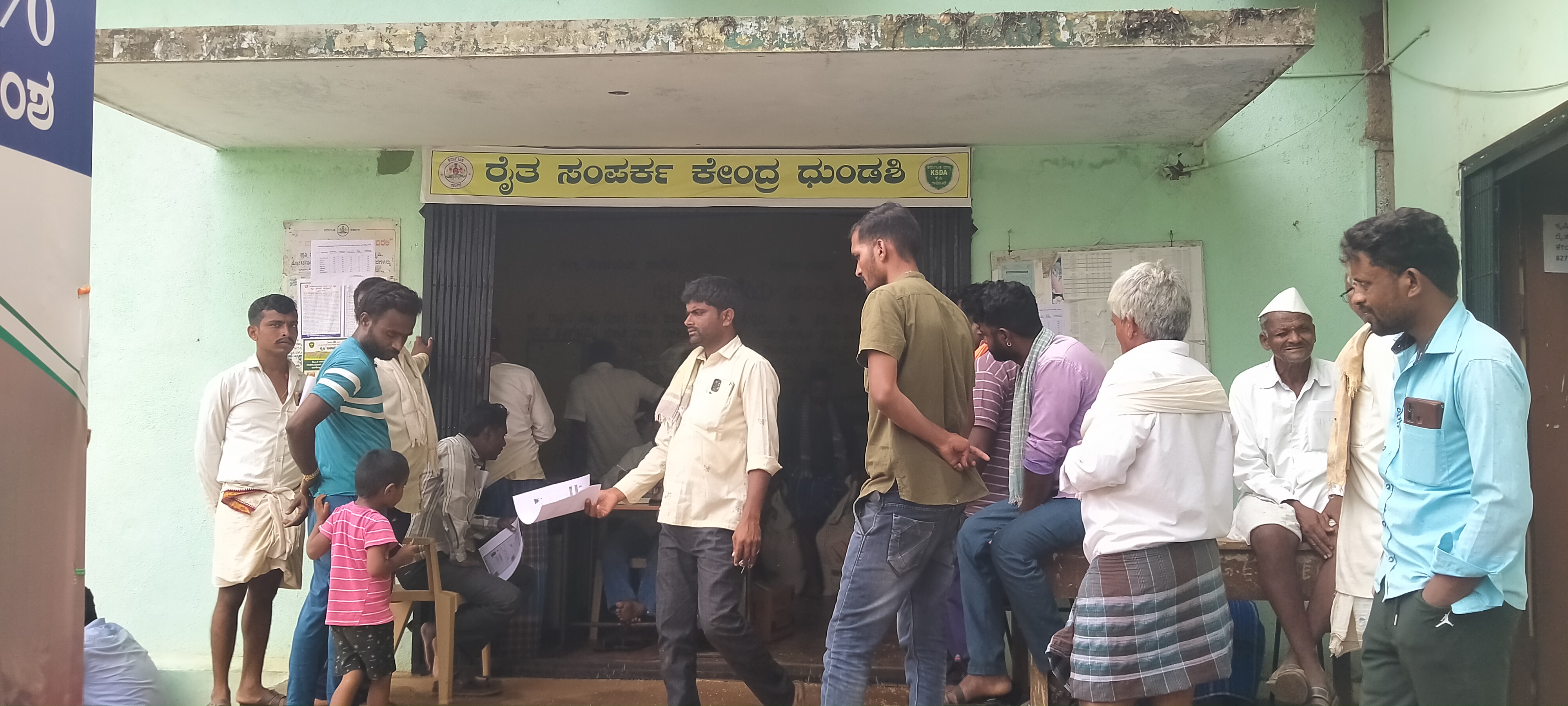 ತಡಸ ಸಮೀಪದ ದುಂಡಸಿ ರೈತ ಸಂಪರ್ಕ ಕೇಂದ್ರದ ಮುಂದೆ ರೈತರು ಬಿತ್ತನೆ ಬೀಜ ಖರೀದಿಗಾಗಿ ನಿಂತಿದ್ದರು