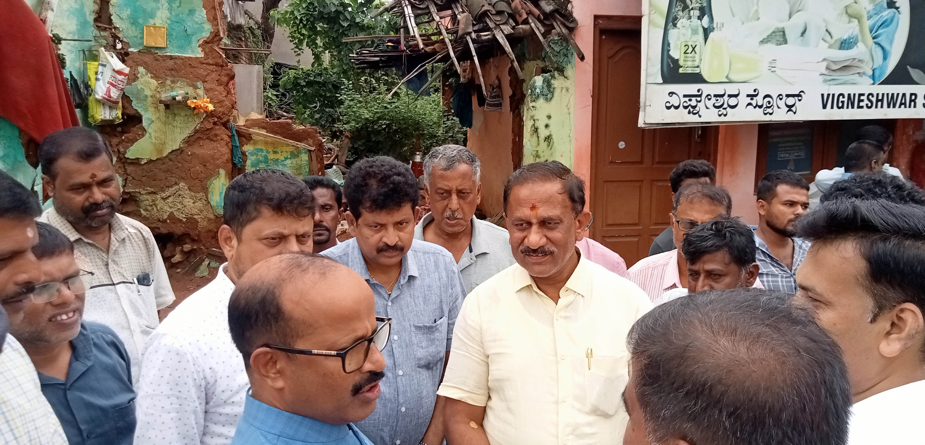 ಶ್ರೀರಂಗಪಟ್ಟಣದ ಮುಖ್ಯ ಬೀದಿಯಲ್ಲಿರುವ ಮುರಿದ ಮನೆಯಲ್ಲಿ ಮಹಿಳೆ ವಾಸಿಸುತ್ತಿರುವ ಸ್ಥಳಕ್ಕೆ ರಮೇಶ ಬಂಡಿಸಿದ್ದೇಗೌಡ ನ್ಯಾಯಾಧೀಶರಾದ ಗೋಪಾಲಕೃಷ್ಣ ರೈ ಮತ್ತು ಹರೀಶಕುಮಾರ್‌. ಎಂ ಭೇಟಿ ನೀಡಿದ್ದರು