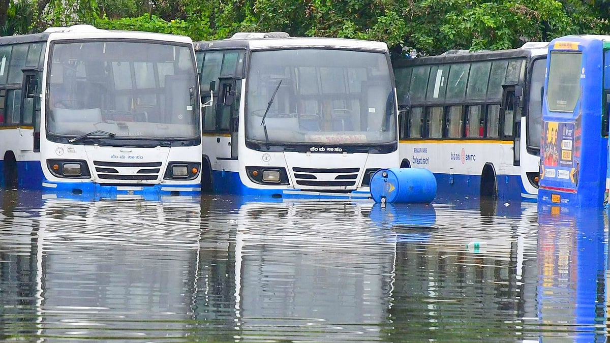 ಬೆಂಗಳೂರಲ್ಲಿ ಭಾರಿ ಮಳೆ: ರಸ್ತೆಗಳು ಜಲಾವೃತ– ಟ್ರ್ಯಾಕ್ಟರ್‌, ಬೋಟ್‌ಗಳಲ್ಲಿ ಸಂಚಾರ
