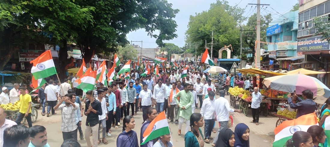 ಬೈಲಹೊಂಗಲದಲ್ಲಿ ಬಿಜೆಪಿ ಮಂಡಲ ವಿವಿಧ ಸಂಘಟನೆಗಳಿಂದ ಮಂಗಳವಾರ ಬೃಹತ್ ತಿರಂಗಾ ಯಾತ್ರೆ ನಡೆಯಿತು. 