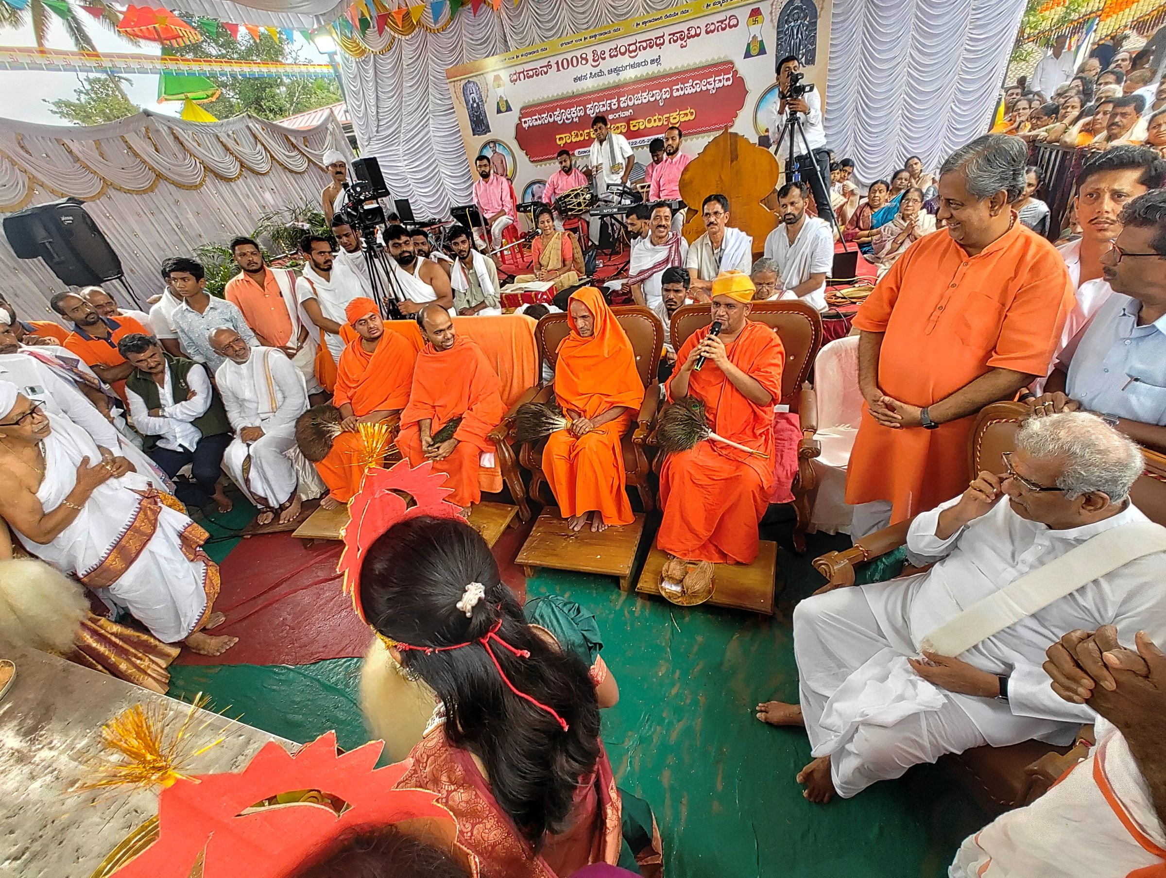 ಕಳಸದ ಚಂದ್ರನಾಥ ಸ್ವಾಮಿ ಬಸದಿ ಪಂಚಕಲ್ಯಾಣದ ಸಮವಸರಣ ಪೂಜೆ ಸಂದರ್ಭದಲ್ಲಿ ಧರ್ಮಸ್ಥಳದ ಡಿ.ವೀರೇಂದ್ರ ಹೆಗ್ಗಡೆ ಕಾರ್ಕಳದ ಲಲಿತಕೀರ್ತಿ ಸ್ವಾಮೀಜಿ ಸೋಂದಾ ಮಠದ ಭಟ್ಟಾಕಲಂಕ ಸ್ವಾಮೀಜಿ ಹೊಂಬುಜದ ದೇವೇಂದ್ರಕೀರ್ತಿ ಸ್ವಾಮೀಜಿ ಶ್ರವಣಬೆಳಗೊಳದ ಚಾರುಕೀರ್ತಿ ಸ್ವಾಮೀಜಿ ಹೊರನಾಡಿನ ಜಿ.ಭೀಮೇಶ್ವರ ಜೋಷಿ ಭಾಗವಹಿಸಿದ್ದರು
