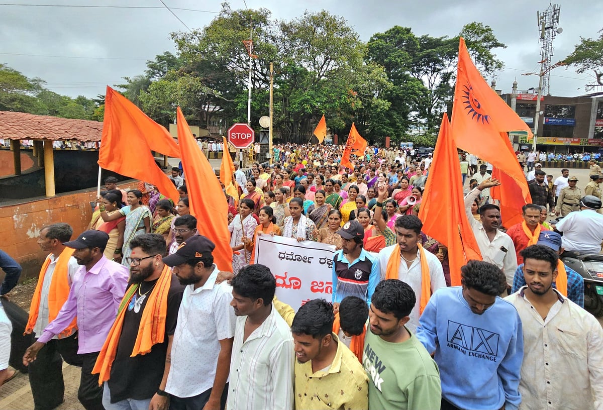 ಹಿಂದೂಗಳಿಗೆ ತೊಂದರೆ: ಸಂತಿ ಬಸ್ತವಾಡ ಗ್ರಾಮಸ್ಥರಿಂದ ‘ಹಿಂದೂ ಜನಾಕ್ರೋಶ ಯಾತ್ರೆ’