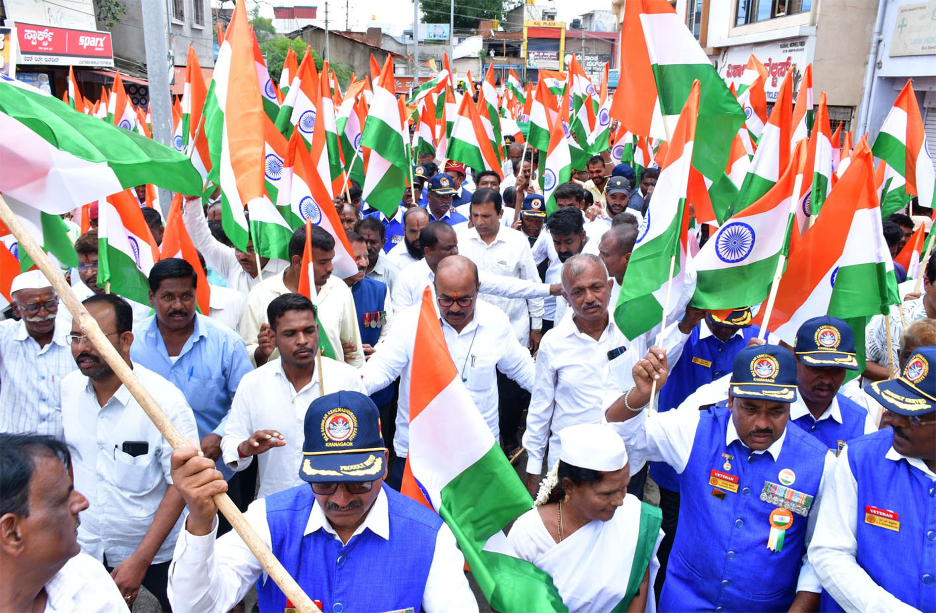 ಚಿತ್ರ: 21ಜಿಕೆಕೆ2 ಗೋಕಾಕದಲ್ಲಿ ಬುಧವಾರ ಬಿಜೆಪಿ ಹಮ್ಮಿಕೊಂಡ ತಿರಂಗಾ ಯಾತ್ರೆ ಕಾರ್ಯಕ್ರಮದಲ್ಲಿ ಭಾಗವಹಿಸಿದ್ದ ನಿವೃತ್ತ ಸೇನಾನಿಗಳೊಂದಿಗೆ ಕಾರ್ಮಿಕ ಮುಖಂಡ ಅಂಬಿರಾವ ಪಾಟೀಲ ಹಾಗೂ ಗಣ್ಯರು.