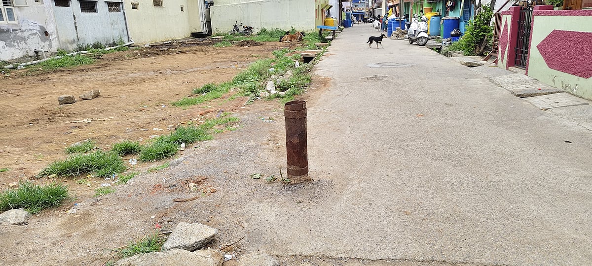 ತಿಪಟೂರು: ಬಾಯ್ತೆರೆದ ಕೊಳವೆಬಾವಿ; ಅಪಾಯಕ್ಕೆ ಆಹ್ವಾನ