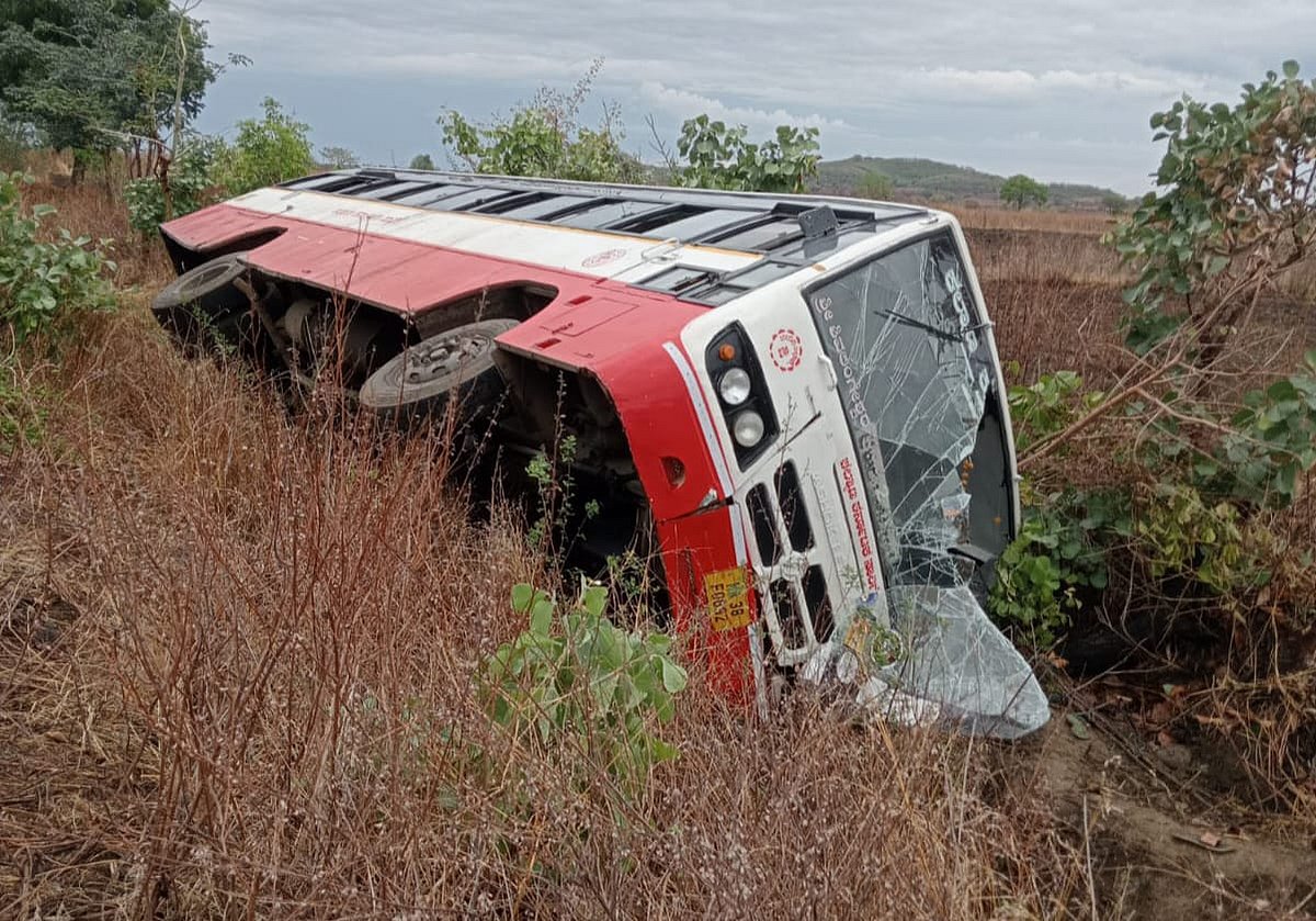 ಔರಾದ್: ಕಲ್ಯಾಣ ಕರ್ನಾಟಕ ಸಾರಿಗೆ ಬಸ್ ಪಲ್ಟಿಯಾಗಿ ಇಬ್ಬರಿಗೆ ಗಾಯ