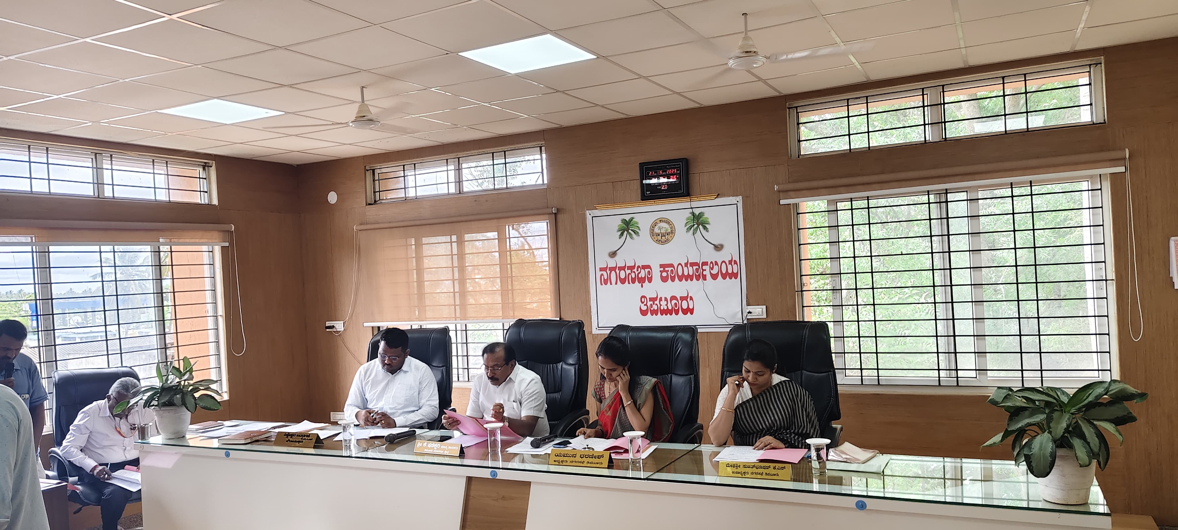 ನಗರಸಭೆಯ ಸಭಾಂಗಣದಲ್ಲಿ ನಗರಸಭೆ ಅಧ್ಯಕ್ಷೆ ಯಮುನಾ.ಎ.ಎಸ್ ಅಧ್ಯಕ್ಷತೆಯಲ್ಲಿ ವಿಶೇಷ ಸಾಮಾನ್ಯ ಸಭೆಯನ್ನು ನಡೆಸಲಾಯಿತು. ಶಾಸಕ ಕೆ.ಷಡಕ್ಷರಿ ಸಭೆಯಲ್ಲಿ ಉಪಾಧ್ಯಕ್ಷೆ ಮೇಘಶ್ರೀ ಸುಜಿತ್ ಭೂಷಣ್ ಪೌರಯುಕ್ತ ವಿಶ್ವೇಶ್ವರ ಬದರಗಡೆ ಹಾಜರಿದ್ದರು.