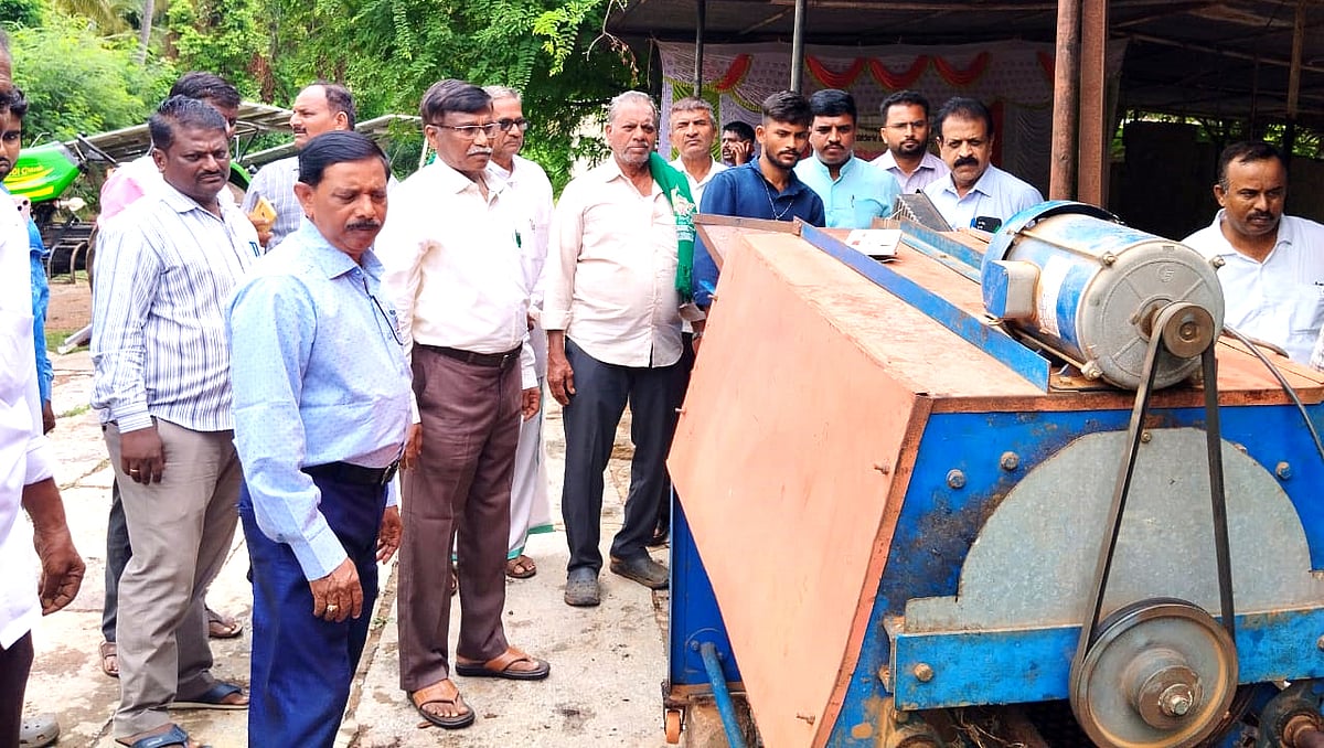 ಮೊಳಕಾಲ್ಮುರು: ಯಂತ್ರಗಳ ಬಳಕೆಯಿಂದ ಲಾಭದಾಯಕ ಕೃಷಿ