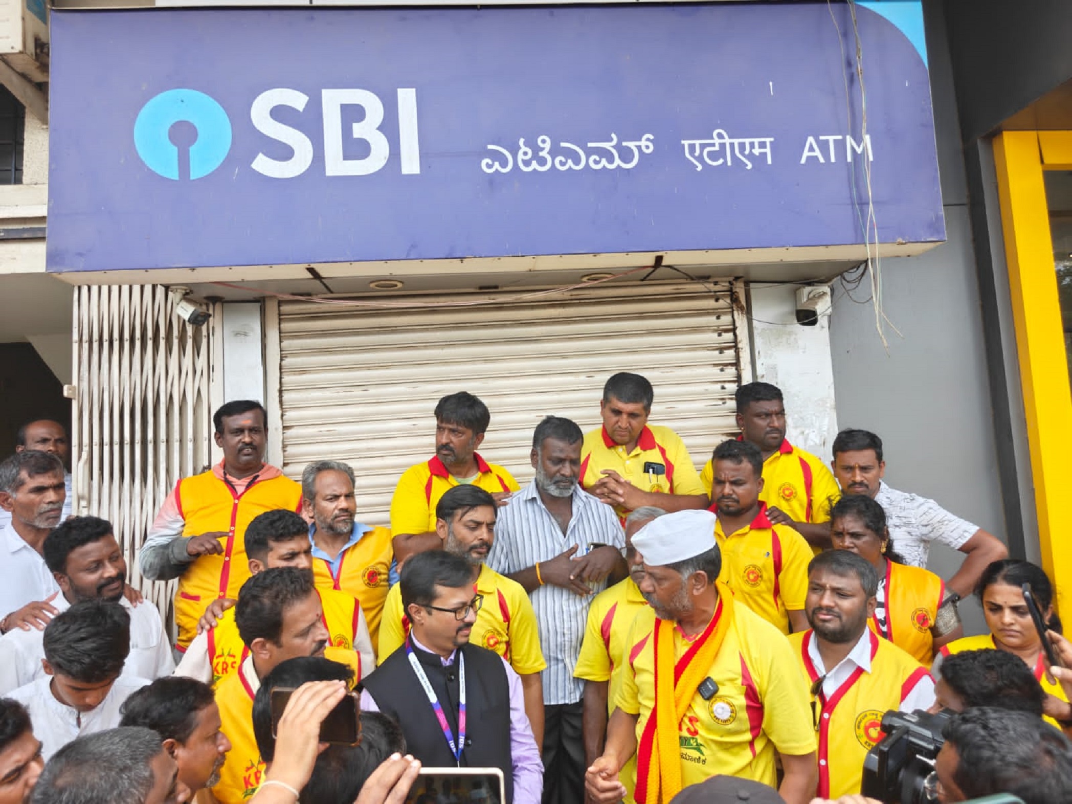 ಪ್ರತಿಭಟನನಿರತಾ ಕೆಆರ್‌ಎಸ್‌ ಪಕ್ಷದ ನಾಯಕರೊಂದಿಗೆ ಎಸ್‌ಬಿಐ ಅಧಿಕಾರಿ ಮಾತುಕತೆ ನಡೆಸಿದರು.