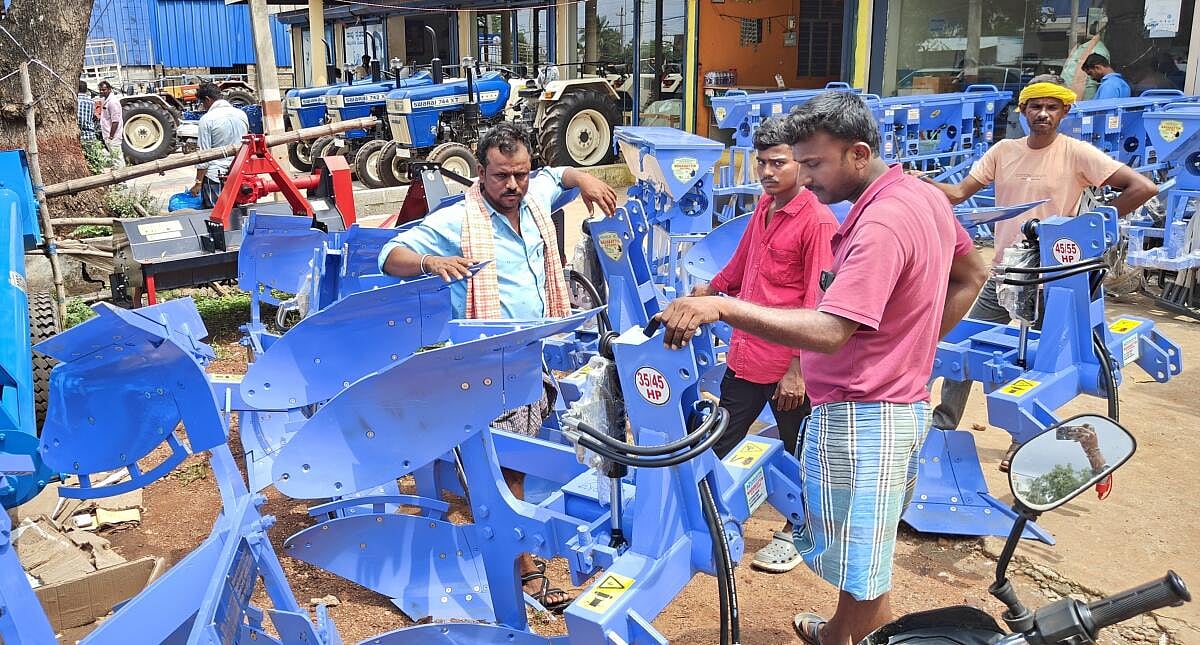 ಬಿತ್ತನೆ ಶುರು: ಯಂತ್ರೋಪಕರಣ ಖರೀದಿ ಜೋರು