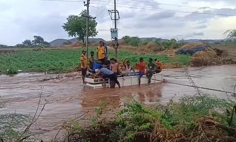 Karnataka Rains | ವಿಜಯನಗರ ಜಿಲ್ಲೆಯಲ್ಲಿ ಭಾರಿ ಮಳೆ, ಕಾರ್ಮಿಕರ ರಕ್ಷಣೆ