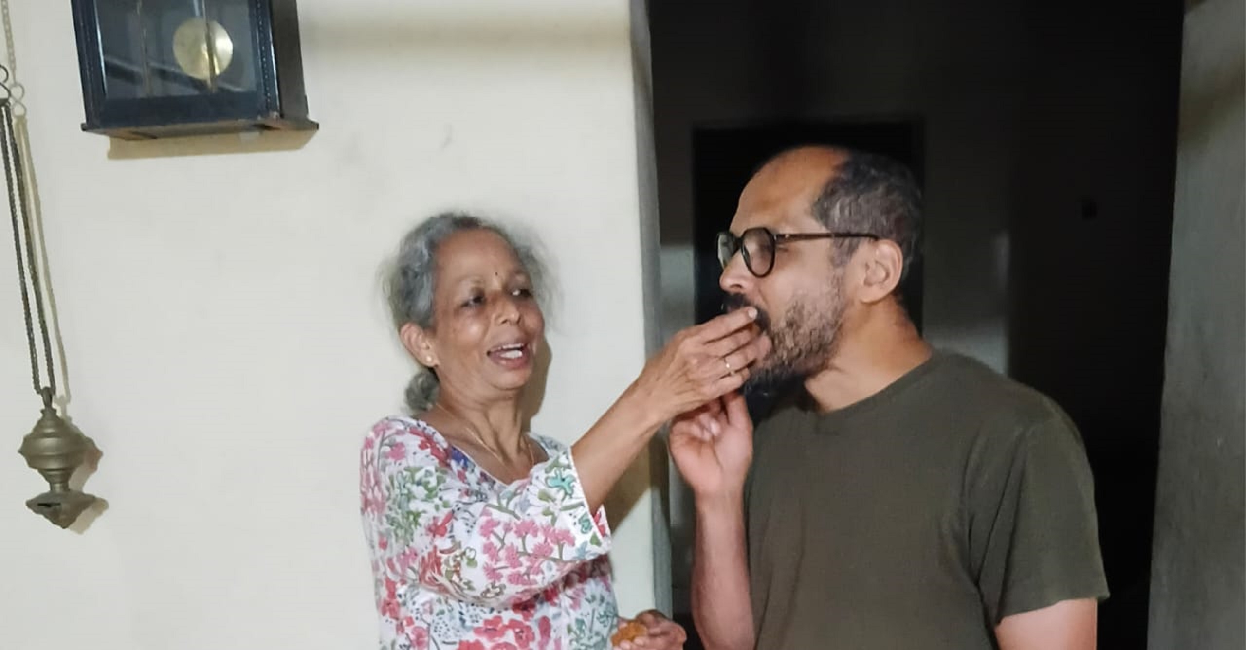 ದೀಪಾ ಭಾಸ್ತಿ ಅವರ ತಾಯಿ ಸುಧಾಮಣಿ ಅವರು ಪುತ್ರಿ ಅನುವಾದ ಮಾಡಿದ ಕೃತಿಗೆ ಪ್ರತಿಷ್ಠಿತ ಬೂಕರ್ ಪ್ರಶಸ್ತಿ ಲಭಿಸಿದ್ದಕ್ಕೆ ಅಳಿಯ ಚೆಟ್ಟಿರ ನಾಣಯ್ಯ ಅವರಿಗೆ ಸಿಹಿ ತಿನಿಸಿ ಸಂಭ್ರಮಿಸಿದರು