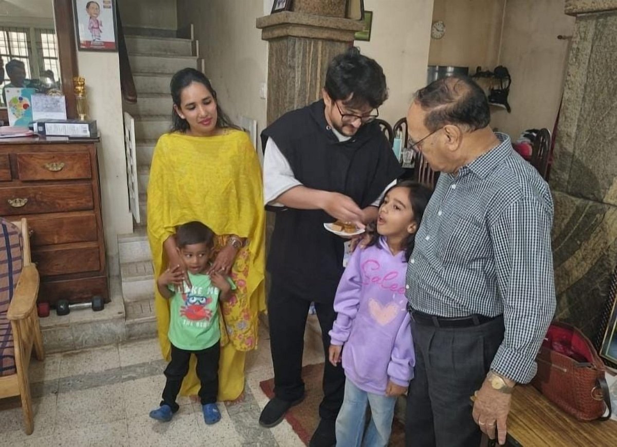 ಹಾಸನ|ಬಾನು ಮುಷ್ತಾಕ್‌ಗೆ ಬೂಕರ್ ಪ್ರಶಸ್ತಿ: ಸಿಹಿ ಹಂಚಿ ಸಂಭ್ರಮಿಸಿದ ಕುಟುಂಬಸ್ಥರು