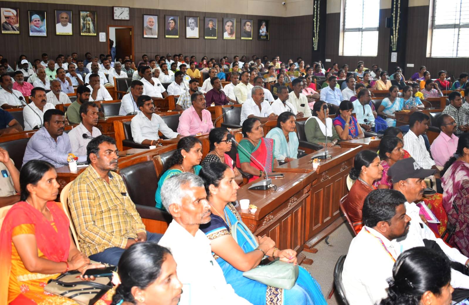 ಮಂಡ್ಯ ಜಿಲ್ಲಾ ಪಂಚಾಯಿತಿ ಸಭಾಂಗಣದಲ್ಲಿ ಬುಧವಾರ ಏರ್ಪಡಿಸಿದ್ದ ವಿವಿಧ ಇಲಾಖೆಗಳ ಸವಲತ್ತು ವಿತರಣಾ ಕಾರ್ಯಕ್ರಮದಲ್ಲಿ ಪಾಲ್ಗೊಂಡಿದ್ದ ಫಲಾನುಭವಿಗಳು ಮತ್ತು ಸಭಿಕರು 